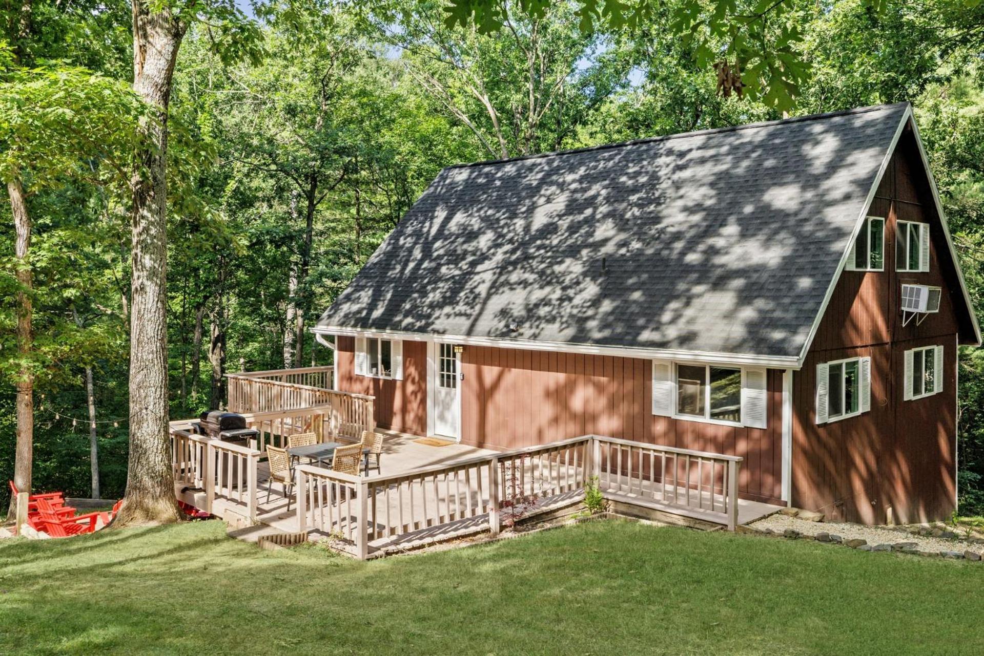 Hot Tub Chalet-Fire Pit Grill Stream & Big Yard Villa Inwood Exterior photo